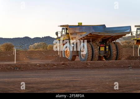 Dumper al tramonto su Mining Go Line nell'area mineraria a cielo aperto. Foto Stock