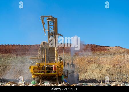 Perforazione della Rig in miniera d'oro a cielo aperto, Australia occidentale. Foto Stock