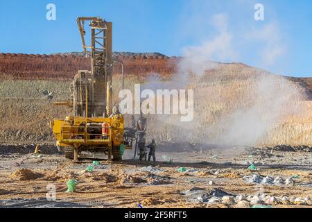 Perforazione della Rig in miniera d'oro a cielo aperto, Australia occidentale. Foto Stock