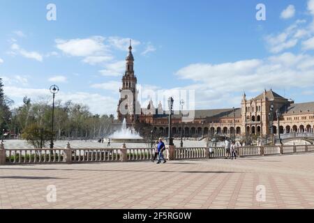 SIVIGLIA, SPAGNA - 6 MARZO 2020 - Plaza de espana, il Padiglione Spagnolo , nel Parco Maria Luisa, costruito per la Fiera Internazionale del 1929 Foto Stock