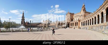 SIVIGLIA, SPAGNA - 6 MARZO 2020 - Plaza de espana, il Padiglione Spagnolo , nel Parco Maria Luisa, costruito per la Fiera Internazionale del 1929 Foto Stock