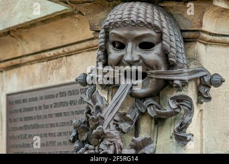 Dettaglio della maschera alla statua di Sir Ronald Gower a Stratford-upon-Avon, Inghilterra, Regno Unito Foto Stock