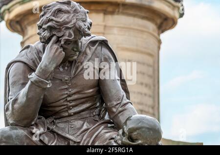 Primo piano della statua di Hamlet di Sir Ronald Gower a Stratford-upon-Avon, Inghilterra, Regno Unito Foto Stock