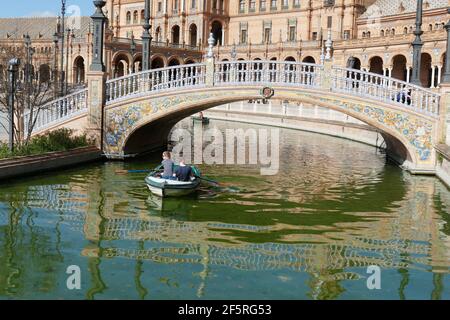 SIVIGLIA, SPAGNA - 6 MARZO 2020 - Plaza de espana, il Padiglione Spagnolo , nel Parco Maria Luisa, costruito per la Fiera Internazionale del 1929 Foto Stock