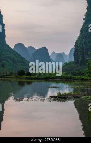 Picchi calcarei intorno a Yangshuo nella provincia di Guangxi / Cina Foto Stock