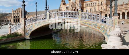 SIVIGLIA, SPAGNA - 6 MARZO 2020 - Plaza de espana, il Padiglione Spagnolo , nel Parco Maria Luisa, costruito per la Fiera Internazionale del 1929 Foto Stock