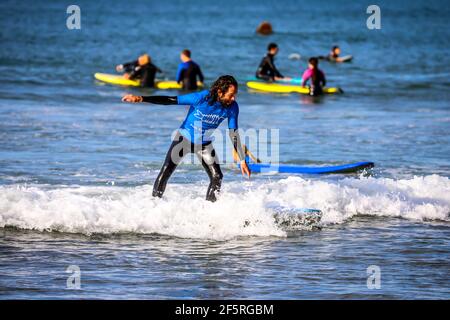 09/01/2021:Sport acquatici ricreativi: Surfer che cattura le onde Foto Stock