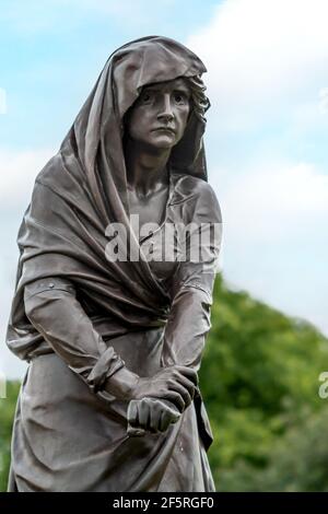 Primo piano della statua di Lady Macbeth al monumento commemorativo di Sir Ronald Gower a Stratford-upon-Avon, Inghilterra, Regno Unito Foto Stock