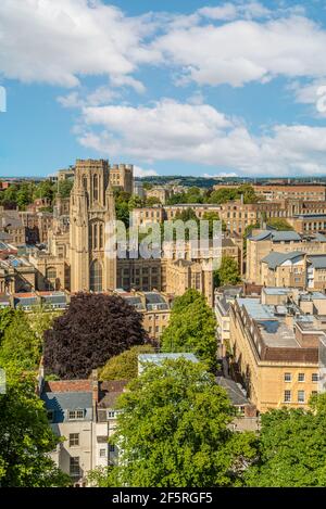 Vista della città di Bristol e della Bristol University vista dalla collina di Brandon, Somerset, Inghilterra, Regno Unito Foto Stock