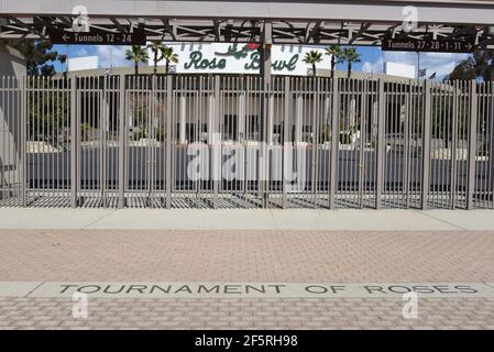 PASADENA, CALIFORNIA - 26 MAR 2021: Torneo di rose nella passeggiata al cancello principale dello stadio di calcio Rose Bowl. Foto Stock