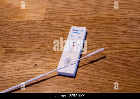 Primo piano di un test Corona rapido negativo su tavolo di legno. Foto di alta qualità Foto Stock