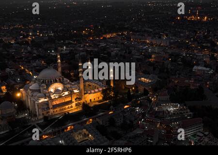Foto aerea notturna di Istanbul turchia. La Moschea Blu si illumina nel buio della notte circondata dalla vivace città Foto Stock