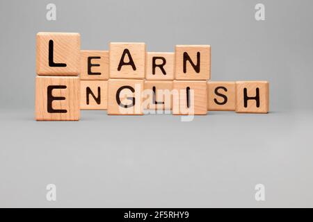 Formazione imparare l'inglese lettera blocco cubi giocattolo. Parla inglese Impara parola blocco legno concetto di lingua straniera tutoring. Icona Impara parola inglese Foto Stock