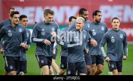 Da sinistra a destra Florian Neuhaus, Matthias Ginter, Philipp Max, Florian Wirtz (Germania) GES/Fussball/DFB-final training Bucarest, la squadra, 27.03.2021 Calcio: Allenamento, pratica nazionale tedesca, Bucarest, Romania, 27 marzo 2021 | utilizzo in tutto il mondo Foto Stock