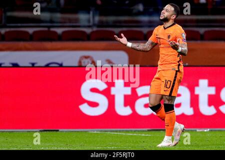 AMSTERDAM, PAESI BASSI - MARZO 27: Memphis Depay dei Paesi Bassi sorprende durante la Coppa del mondo FIFA 2022 Qatar Qualifier match tra Paesi Bassi Foto Stock