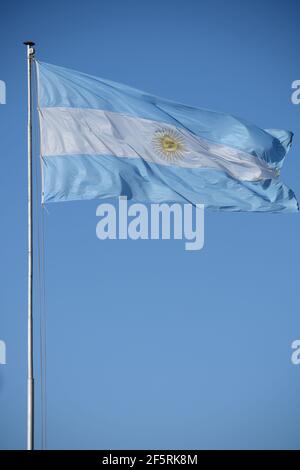 Bandiera argentina issata in pole con cielo sullo sfondo Foto Stock