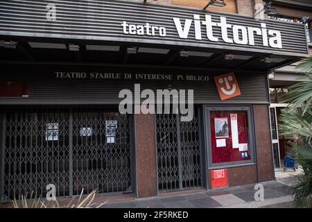 Roma, Italia. 27 Marzo 2021. Veduta del Teatro Vittoria chiuso, nel quartiere Testaccio di Roma (Foto di Matteo Nardone/Pacific Press) Credit: Pacific Press Media Production Corp./Alamy Live News Foto Stock