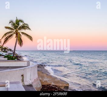 Tramonto blu e rosa pastello sulle calme acque turchesi Del Golfo del Messico in una notte molto calda Foto Stock