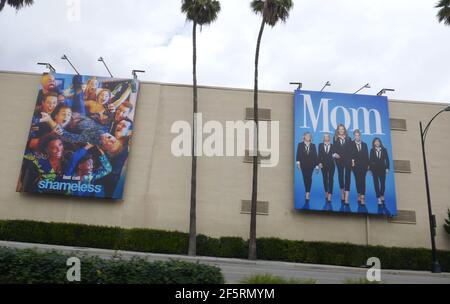 Burbank, California, USA 25 marzo 2021 UNA visione generale dell'atmosfera di Shameless e Mum Billboard al Warner Brothers Studio il 25 marzo 2021 a Burbank, California, USA. Foto di Barry King/Alamy Stock foto Foto Stock