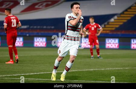 Belgrado, Belgrado. 27 Marzo 2021. Il Portogallo Diogo Jota (C) festeggia durante la partita di qualificazione della Coppa del mondo FIFA 2022 tra Serbia e Portogallo, a Belgrado, Serbia, il 27 marzo 2021. Credit: Predrag Milosavljevic/Xinhua/Alamy Live News Foto Stock