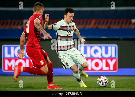 Belgrado, Belgrado. 27 Marzo 2021. Il Portogallo Diogo Jota (R) compete durante la partita di qualificazione della Coppa del mondo FIFA 2022 tra Serbia e Portogallo, a Belgrado, Serbia, il 27 marzo 2021. Credit: Predrag Milosavljevic/Xinhua/Alamy Live News Foto Stock