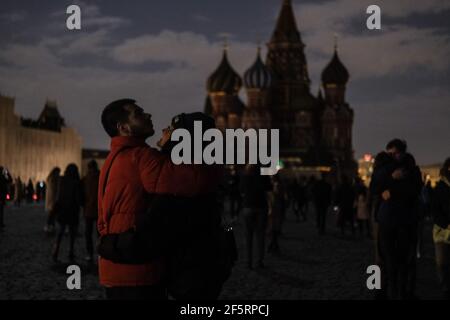 Mosca. 27 Marzo 2021. Foto scattata il 27 marzo 2021 mostra la Piazza Rossa con le luci spente durante l'ora della Terra a Mosca, Russia. Le luci di tutto il mondo sono spente alle 20:30 ora locale il sabato per segnare l'ora della Terra 2021. Credit: Evgeny Sinitsyn/Xinhua/Alamy Live News Foto Stock