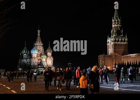 Mosca. 27 Marzo 2021. Foto scattata il 27 marzo 2021 mostra la Piazza Rossa con luci illuminate davanti all'ora della Terra a Mosca, Russia. Le luci di tutto il mondo sono spente alle 20:30 ora locale il sabato per segnare l'ora della Terra 2021. Credit: Evgeny Sinitsyn/Xinhua/Alamy Live News Foto Stock