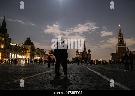 Mosca. 27 Marzo 2021. Foto scattata il 27 marzo 2021 mostra la Piazza Rossa con le luci che si spengono durante l'ora della Terra a Mosca, Russia. Le luci di tutto il mondo sono spente alle 20:30 ora locale il sabato per segnare l'ora della Terra 2021. Credit: Evgeny Sinitsyn/Xinhua/Alamy Live News Foto Stock