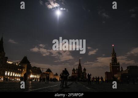 Mosca. 27 Marzo 2021. Foto scattata il 27 marzo 2021 mostra la Piazza Rossa con le luci che si spengono durante l'ora della Terra a Mosca, Russia. Le luci di tutto il mondo sono spente alle 20:30 ora locale il sabato per segnare l'ora della Terra 2021. Credit: Evgeny Sinitsyn/Xinhua/Alamy Live News Foto Stock