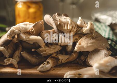 Oyster Mushroom Pleurotus ostreatus primo piano sul tavolo in la cucina a casa Foto Stock