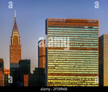 2003 EDIFICIO STORICO CHRYSLER (©WLLIAM VAN ALEN 1930) EDIFICIO DELLE NAZIONI UNITE (©OSCAR NIEMEYER 1952) MIDTOWN MANHATTAN NEW YORK CITY STATI UNITI Foto Stock