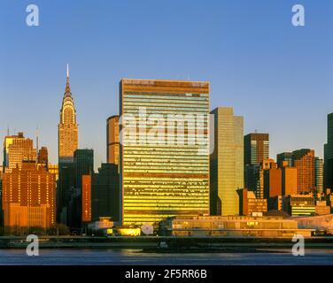 2003 EDIFICIO STORICO CHRYSLER (©WLLIAM VAN ALEN 1930) EDIFICIO DELLE NAZIONI UNITE (©OSCAR NIEMEYER 1952) MIDTOWN MANHATTAN NEW YORK CITY STATI UNITI Foto Stock