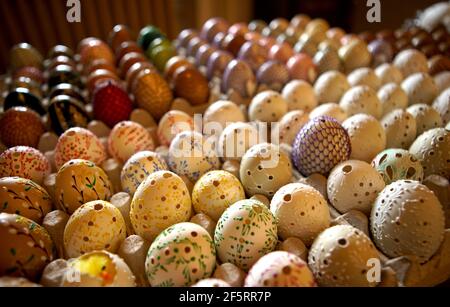 Praga. 27 Marzo 2021. Foto scattata il 27 marzo 2021 mostra le uova di Pasqua nel villaggio di Cisovice, Repubblica Ceca. Le donne locali in campagna gradiscono verniciare le uova di Pasqua prima della festa e dare loro ad altri come regali. Credit: Dana Kesnerova/Xinhua/Alamy Live News Foto Stock