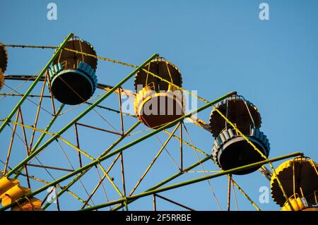 una ruota in ferrite colorata. vista frontale. contro il cielo blu in una giornata di sole Foto Stock