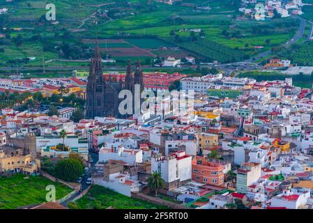 Tramonto vista aerea della città di Arucas a Gran Canaria, Isole Canarie, Spagna. Foto Stock