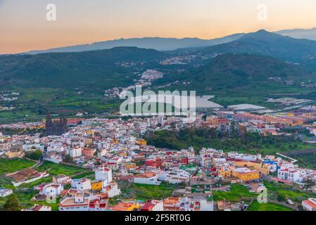 Tramonto vista aerea della città di Arucas a Gran Canaria, Isole Canarie, Spagna. Foto Stock