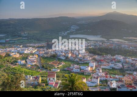 Tramonto vista aerea della città di Arucas a Gran Canaria, Isole Canarie, Spagna. Foto Stock