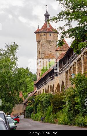L'intramontabile muro medievale lungo tre chilometri che protegge Rothenburg. Foto Stock