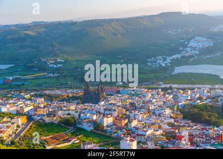 Tramonto vista aerea della città di Arucas a Gran Canaria, Isole Canarie, Spagna. Foto Stock