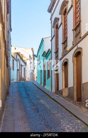 Strada stretta nel centro storico di Arucas, Gran Canaria, isole Canarie, Spagna. Foto Stock