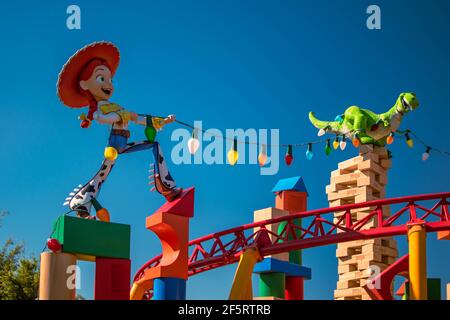 Orlando, Florida. 05 gennaio 2021. Vista dall'alto di Jessie e delle persone che si divertano sulle montagne russe Slinky Dog Dash a Hollywoo 111 Foto Stock