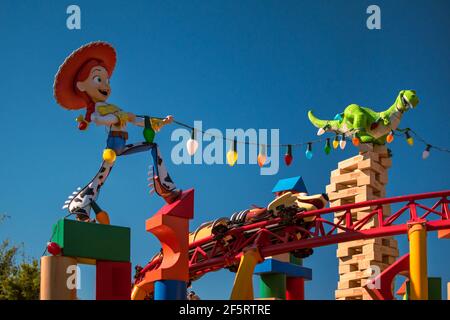 Orlando, Florida. 05 gennaio 2021. Vista dall'alto di Jessie e delle persone che si divertano sulle montagne russe Slinky Dog Dash a Hollywoo 111 Foto Stock