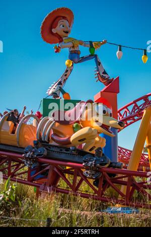 Orlando, Florida. 05 gennaio 2021. Vista dall'alto di Jessie e delle persone che si divertano sulle montagne russe Slinky Dog Dash a Hollywoo 114 Foto Stock