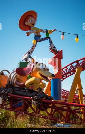 Orlando, Florida. 05 gennaio 2021. Vista dall'alto di Jessie e delle persone che si divertano sulle montagne russe Slinky Dog Dash a Hollywoo 115 Foto Stock