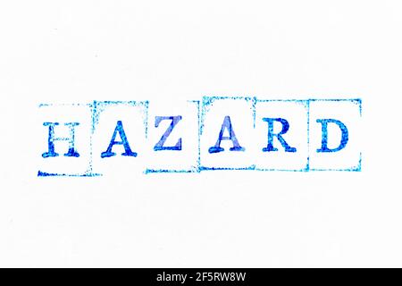 Inchiostro di colore blu, stampigliatura in gomma con la parola pericolo su bianco sfondo della carta Foto Stock