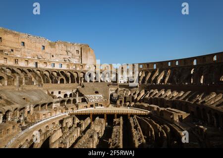 Il Colosseo è un anfiteatro ellittico di Roma. Era il più grande anfiteatro dell'Impero Romano ed è considerato uno dei più grandi Foto Stock