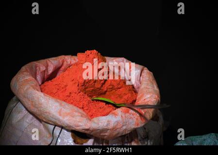 Esporre polvere colorata in un sacchetto per la vendita Durante holi festival indiano tradizionale Foto Stock