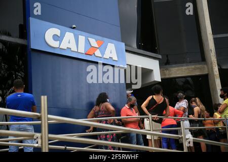 salvador, bahia, brasile - 5 febbraio 2021: La gente è vista alla porta anteriore di un ramo della banca federale di Caixa economica nel vicino Rio Vermelho Foto Stock