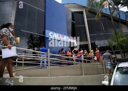 salvador, bahia, brasile - 5 febbraio 2021: La gente è vista alla porta anteriore di un ramo della banca federale di Caixa economica nel vicino Rio Vermelho Foto Stock