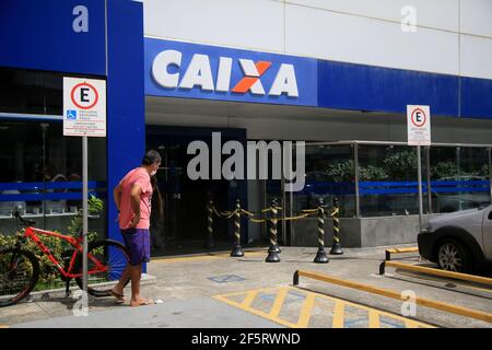 salvador, bahia, brasile - 5 febbraio 2021: La gente è vista alla porta anteriore di un ramo della banca federale di Caixa economica nel vicino Rio Vermelho Foto Stock